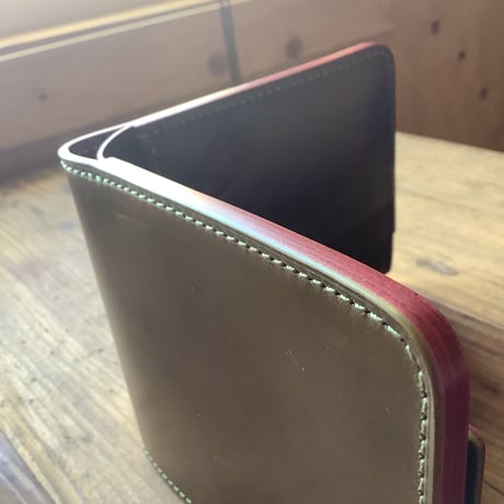 オイルコードバンオリーブ×ルガトショルダーワイン 二つ折り財布 小銭入れあり