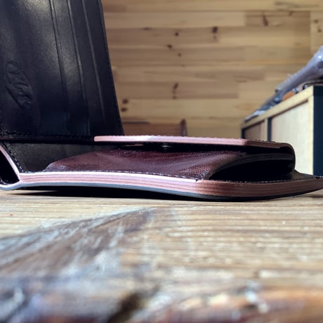 オイルコードバン黒×ルガトショルダー　ダークブラウン 二つ折り財布 小銭入れあり