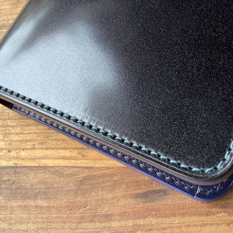 オイルコードバン黒×ルガトショルダーネイビー 二つ折り財布 小銭入れあり