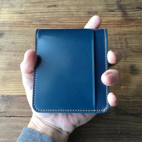 ネイビーオイルコードバン×ルガトショルダー赤 二つ折り財布 小銭入れあり