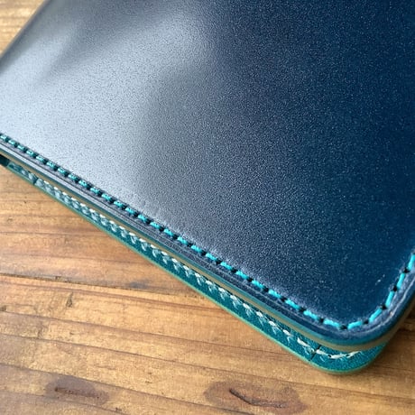 ネイビーオイルコードバン×ルガトショルダー琉球ブルー 二つ折り財布 小銭入れあり