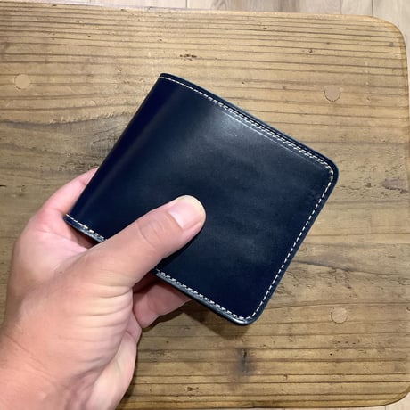 ネイビーオイルコードバン×ルガトショルダー　ダークブラウン 二つ折り財布 小銭入れなし