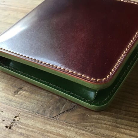 ブラウンオイルコードバン×グリーン牛革 二つ折り財布 小銭入れあり