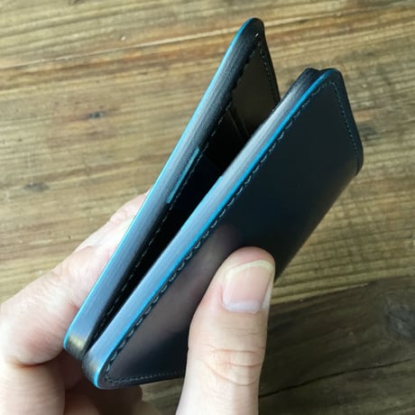 ネイビーオイルコードバン×ルガトショルダー黒 二つ折り財布 小銭入れなし