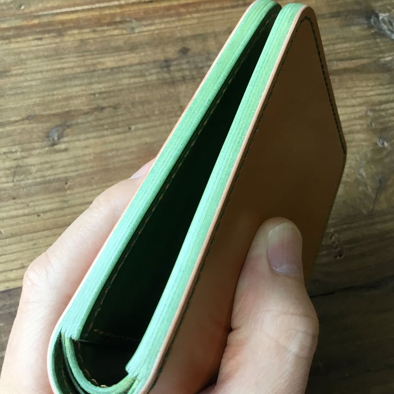 ライトブラウンコードバン×グリーン牛革 二つ折り財布 小銭入れなし