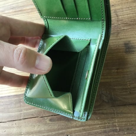 ブラウンオイルコードバン×グリーン牛革 二つ折り財布 小銭入れあり