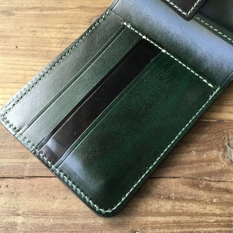 オイルコードバン黒×ルガトショルダーグリーン 二つ折り財布 小銭入れあり