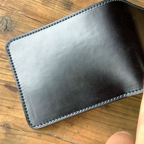 オイルコードバン黒×ルガトショルダーネイビー 二つ折り財布 小銭入れなし