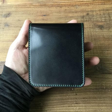 オイルコードバン黒×ルガトショルダーグリーン 二つ折り財布 小銭入れなし