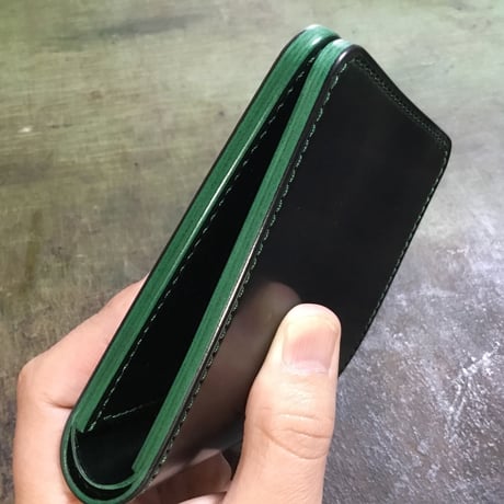 オイルコードバン黒×ルガトショルダーグリーン 二つ折り財布 小銭入れなし
