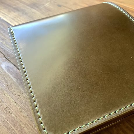 オイルコードバンオリーブ×ルガトショルダーダークブラウン 二つ折り財布　小銭入れなし