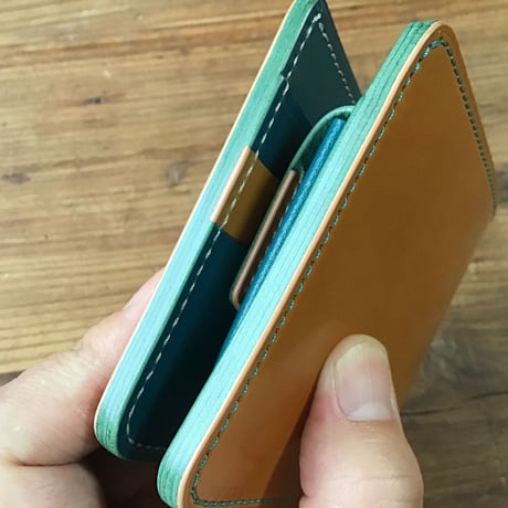ライトブラウンコードバン×ルガトショルダー琉球ブルー 二つ折り財布 小銭入れあり