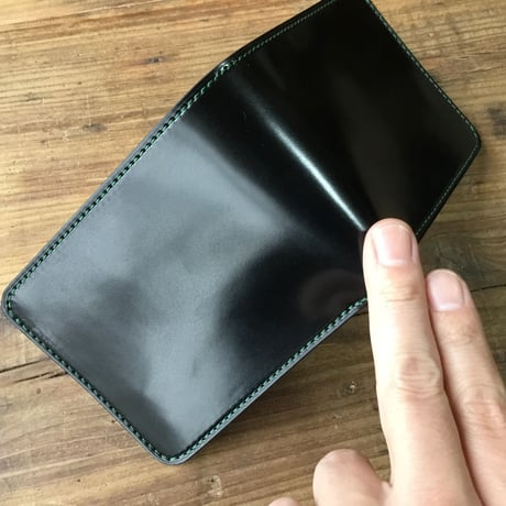 オイルコードバン黒×ルガトショルダーグリーン 二つ折り財布 小銭入れなし