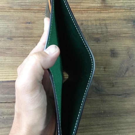 ライトブラウンコードバン×ルガトショルダーグリーン&ライトブラウン 二つ折り財布 小銭入れ無し