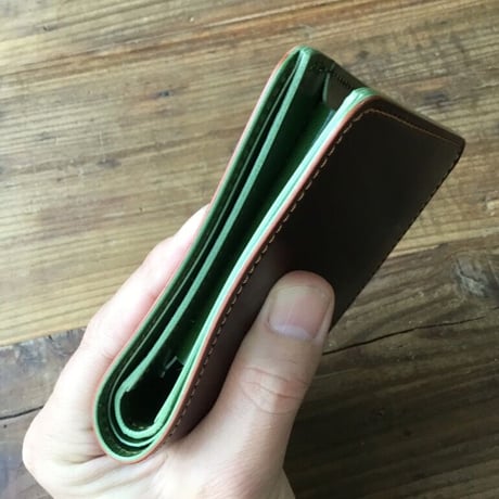 ブラウンオイルコードバン×グリーン牛革 二つ折り財布 小銭入れあり