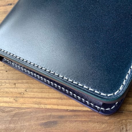 ネイビーオイルコードバン×ルガトショルダーネイビー  二つ折り財布 小銭入れあり