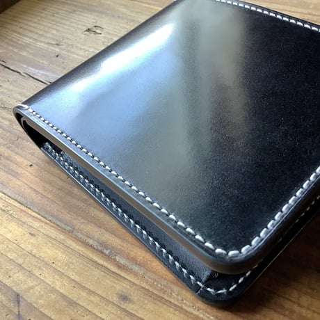 オイルコードバン黒×ルガトショルダー紺　オイルレザー 黒 二つ折り財布 小銭入れあり