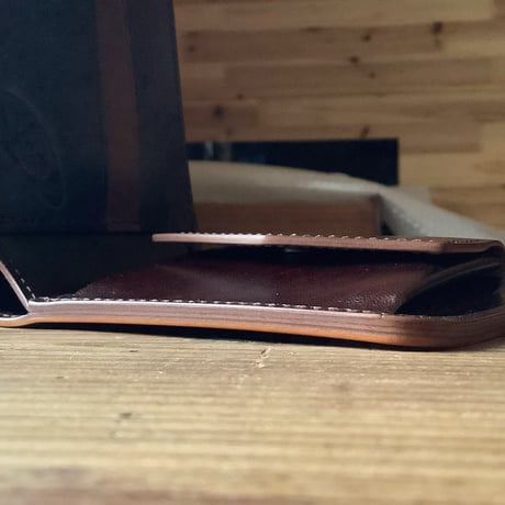 オイルコードバンコニャック×ルガトショルダー　ダークブラウン 二つ折り財布 小銭入れあり