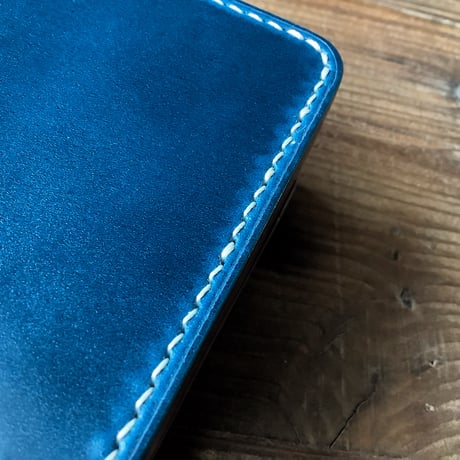 総手縫い オイルコードバンネイビー×ルガトショルダー　ダークブラウン 二つ折り財布 小銭入れあり