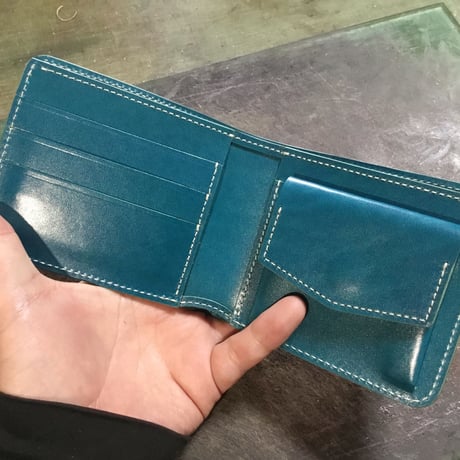 オイルコードバン黒×ルガトショルダー琉球ブルー 二つ折り財布 小銭入れあり