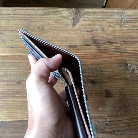 総手縫い オイルコードバンネイビー×ルガトショルダー　ダークブラウン 二つ折り財布 小銭入れあり