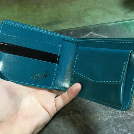 オイルコードバン黒×ルガトショルダー琉球ブルー 二つ折り財布 小銭入れあり