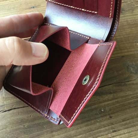 オイルコードバンコニャック×ルガトショルダーワイン 二つ折り財布 小銭入れあり