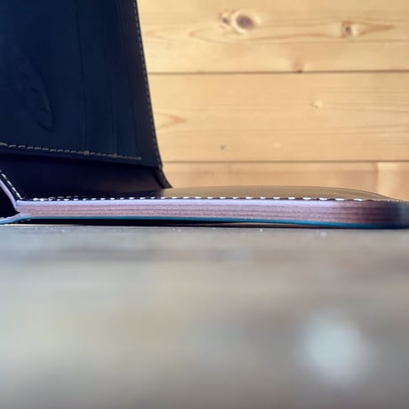 ネイビーオイルコードバン×ルガトショルダー　ダークブラウン 二つ折り財布 小銭入れなし