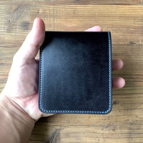 オイルコードバン黒×ルガトショルダーネイビー 二つ折り財布 小銭入れなし