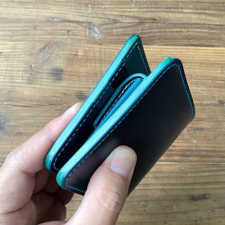 ネイビーオイルコードバン×ルガトショルダー琉球ブルー 二つ折り財布 小銭入れあり