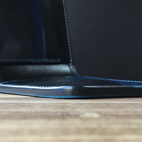 ネイビーオイルコードバン×ルガトショルダー黒 二つ折り財布 小銭入れなし