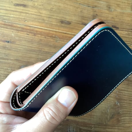 ネイビーオイルコードバン×ルガトショルダー　ダークブラウン 二つ折り財布 小銭入れなし