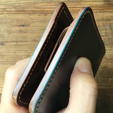 ネイビーオイルコードバン×ルガトショルダーブラウン 二つ折り財布 小銭入れあり