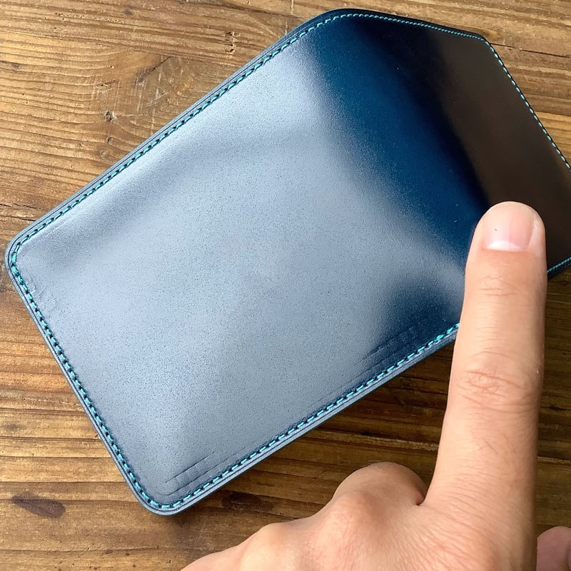 ネイビーオイルコードバン×ルガトショルダー琉球ブルー 二つ折り財布