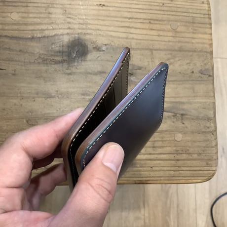ネイビーオイルコードバン×ルガトショルダー　ダークブラウン 二つ折り財布 小銭入れなし