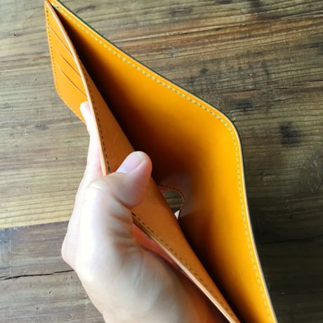 ルガトショルダーグリーン×キャメル牛革  二つ折り財布  小銭入れなし