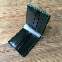 オイルコードバン黒×ルガトショルダーグリーン 二つ折り財布 小銭入れなし