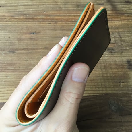 ルガトショルダーグリーン×キャメル牛革  二つ折り財布  小銭入れなし