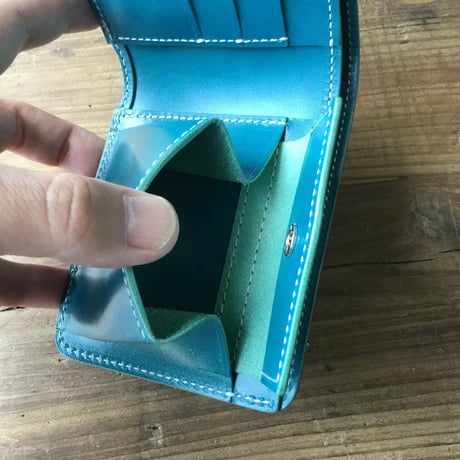 オイルコードバン黒×ルガトショルダー琉球ブルー 二つ折り財布 小銭入れあり