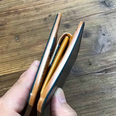 ネイビーオイルコードバン×キャメル牛革  二つ折り財布  小銭入れあり