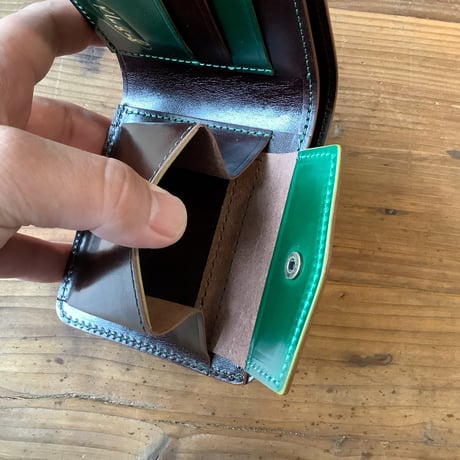 オイルコードバングリーン×ルガトショルダー　ダークブラウン　二つ折り財布　小銭入れあり
