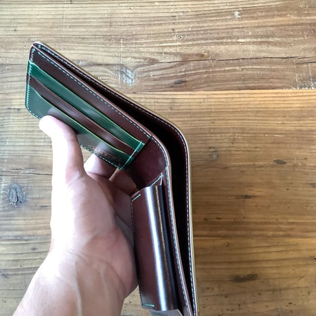オイルコードバングリーン×ルガトショルダー　ダークブラウン　二つ折り財布　小銭入れあり