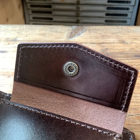 オイルコードバンオリーブ×ルガトショルダー　ダークブラウン 二つ折り財布 小銭入れあり