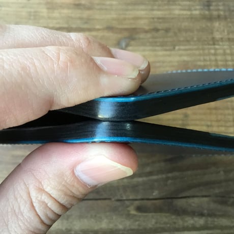 ネイビーオイルコードバン×ルガトショルダー黒 二つ折り財布 小銭入れなし