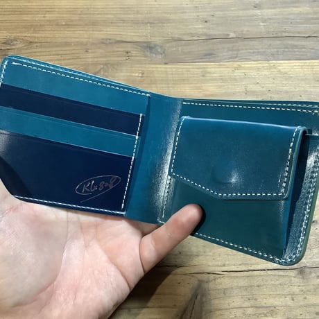 ネイビーオイルコードバン×ルガトショルダー琉球ブルー 二つ折り財布 小銭入れあり