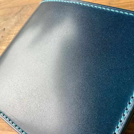 ネイビーオイルコードバン×ルガトショルダー琉球ブルー 二つ折り財布 小銭入れあり