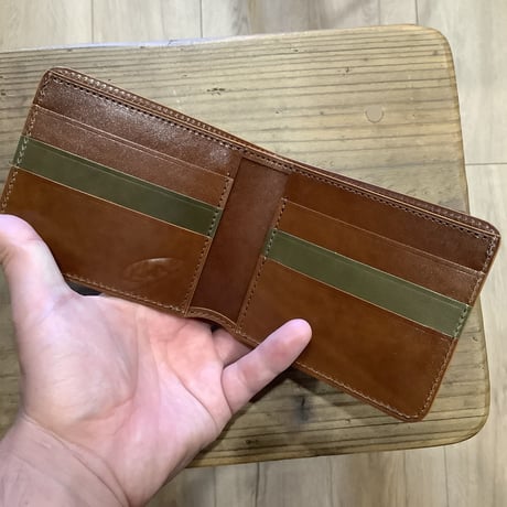 オイルコードバンオリーブ×ルガトショルダーブラウン 二つ折り財布 小銭入れなし