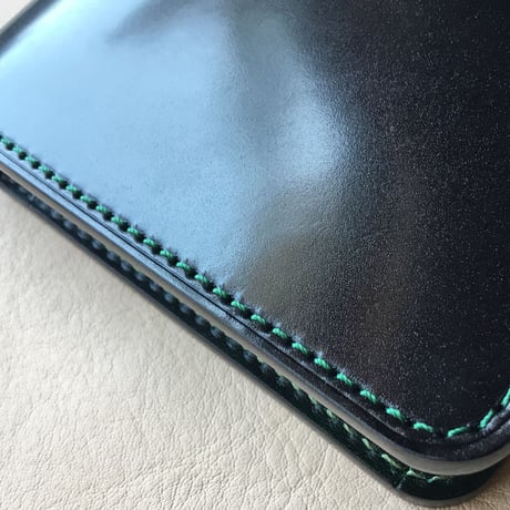 オイルコードバン黒×ルガトショルダーグリーン 二つ折り財布 小銭入れあり
