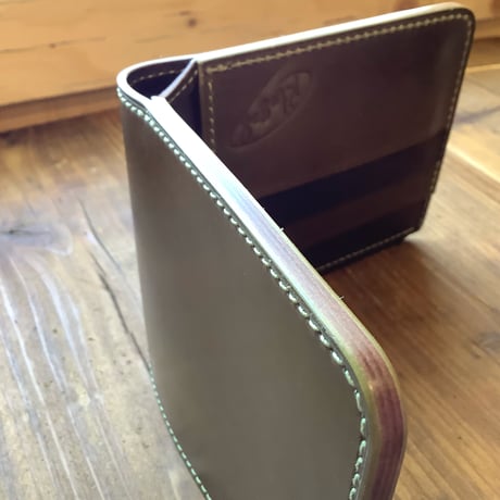 オイルコードバンオリーブ×ルガトショルダーダークブラウン 二つ折り財布　小銭入れなし
