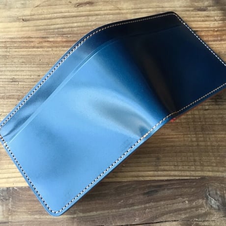 ネイビーオイルコードバン×ルガトショルダー赤 二つ折り財布 小銭入れあり